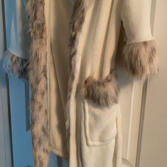 PB Teen Fur Detail Robe - Picture 4 of 7